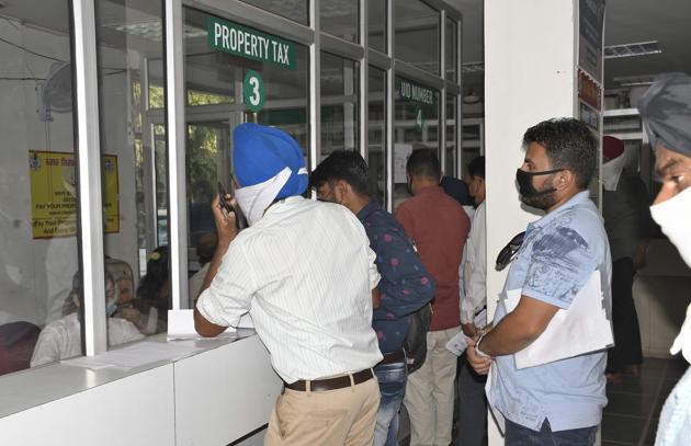 Residents submitting property tax at the MC’s Zone D office in Ludhiana on Wednesday.(Harsimar Pal SIngh/HT)
