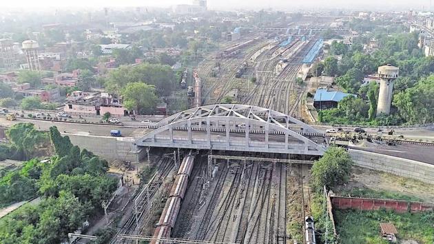 The width of the railway overbridge has been increased from 7.5 metres to 10.5 metres to allow more lanes.(Gurpreet Singh/HT)