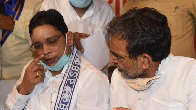 Rashtriya Lok Samata Party (RLSP) president Upendra Kushwaha (R) with Bahujan Samaj Party (BSP) Bihar incharge Ramjee Singh Gautam during a joint press conference ahead of Bihar Assembly elections.(Santosh Kumar/Ht Photo)