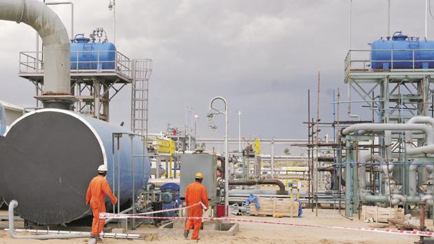 Cairn India employees work at a storage facility for crude oil at Mangala oil field at Barmer, Rajasthan.(Sonu Mehta/HT File Photo) Cairn India employees work at a storage facility for crude oil at Mangala oil field at Barmer, Rajasthan.(Sonu Mehta/HT File Photo)