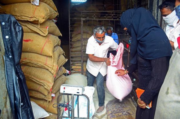 People queue outside a Government Ration Shop at Turbhe during Unlock 2.0 in Navi Mumbai (Photo by Bachchan Kumar/ HT PHOTO)