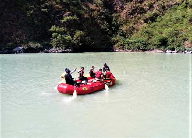 SDRF personnel look for the bodies in Koteshwar dam waters in Tehri Garhwal district. (Photo courtesy:SDRF) SDRF personnel look for the bodies in Koteshwar dam waters in Tehri Garhwal district. (Photo courtesy:SDRF)