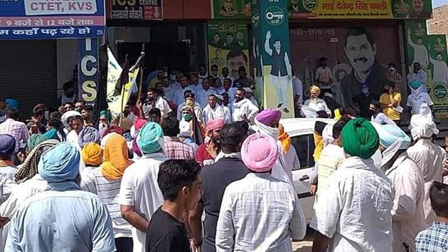 Farmers during a protest outsideJannayak Janata party MLA Devinder Babli’s office in Fatehabad on Thursday. (HT Photo) Farmers during a protest outsideJannayak Janata party MLA Devinder Babli’s office in Fatehabad on Thursday. (HT Photo)