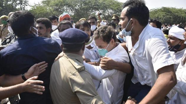 The Gandhis and other Congress leaders were first stopped at Greater Noida on the Yamuna Expressway and later detained when they started walking towards Hathras. (HT Photo)