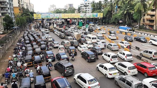 The traffic stayed jammed for over an hour despite the lockdown. (Praful Gangurde/HT Photo) The traffic stayed jammed for over an hour despite the lockdown. (Praful Gangurde/HT Photo)