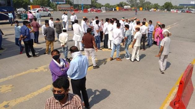 Congress workers are seen protesting at Delhi Noida Delhi flyway.(HT Photo Sunl Ghosh)