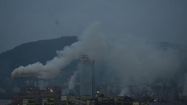 High level of air pollution coming out from industries in Mahul, Mumbai, on September 19. (Vijayanand Gupta/HT file) High level of air pollution coming out from industries in Mahul, Mumbai, on September 19. (Vijayanand Gupta/HT file)