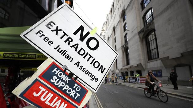Free Assange banners are tied opposite the Old Bailey in London on October 1, 2020. (AP Photo) Free Assange banners are tied opposite the Old Bailey in London on October 1, 2020. (AP Photo)
