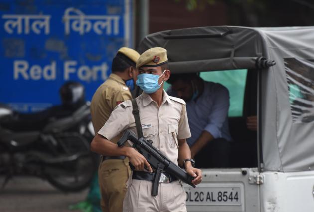 A police official on duty seen outside the Red Fort.(Raj K Raj/HT PHOTO/For Representative Purposes Only) A police official on duty seen outside the Red Fort.(Raj K Raj/HT PHOTO/For Representative Purposes Only)
