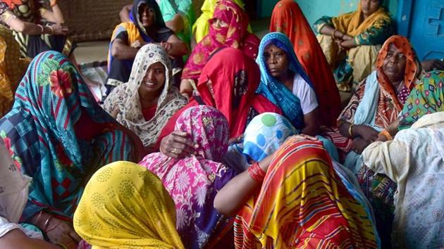 Relatives of the rape victim mourns as she dies at Safdarjung hospital, at the village of Hathras district on Tuesday.(ANI)