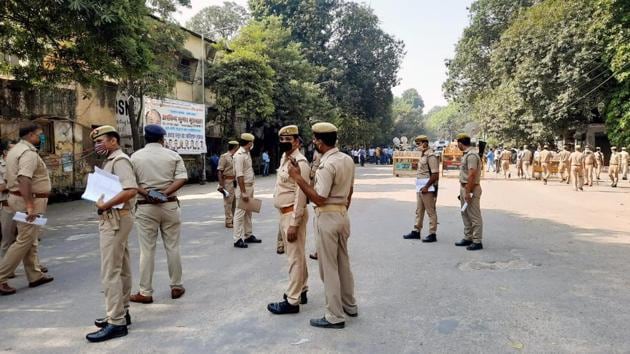 Security tightened around special court before the court verdict in Babri Masjid demolition case, in Lucknow.(ANI)