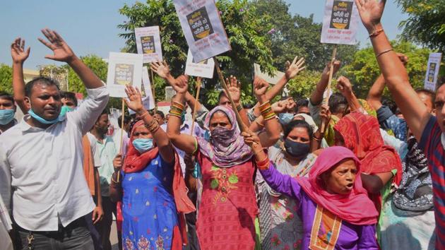 Members of the Valmiki community in Moradabad stage a protest against the death of a 19-year-old Dalit woman.(PTI) Members of the Valmiki community in Moradabad stage a protest against the death of a 19-year-old Dalit woman.(PTI)