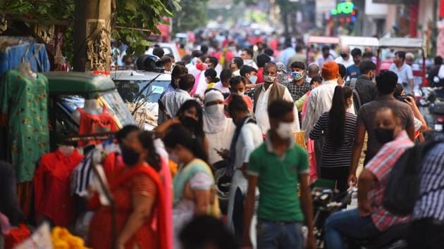 A view of a crowded marketplace after the Delhi government allowed the reopening of weekly markets, at Pandav Nagar, in New Delhi, in August .(Raj K Raj/HT PHOTO)