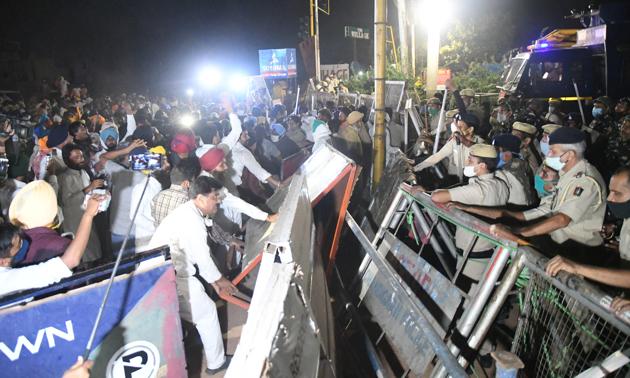 Traffic was also affected at the Mullanpur-Chandigarh border, from where SAD president Sukhbir Singh Badal was to enter. (HT PHOTO) Traffic was also affected at the Mullanpur-Chandigarh border, from where SAD president Sukhbir Singh Badal was to enter. (HT PHOTO)
