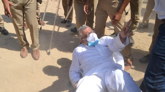 TMC Rajya Sabha MP Derek O’ Brien falls to the ground while he was allegedly manhandled by the police in Hathras. (HT Photo) TMC Rajya Sabha MP Derek O’ Brien falls to the ground while he was allegedly manhandled by the police in Hathras. (HT Photo)