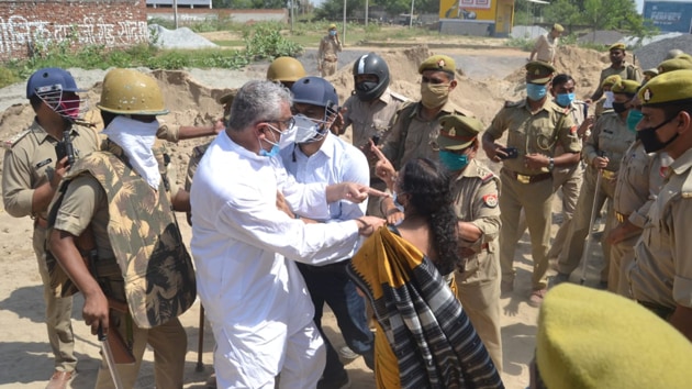 TMC MP Derek O’Brien being manhandled by police in Hathras on Friday.(Hindustan)