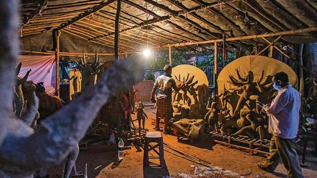 An artist works on a Durga idol at CR Park earlier this week.(Amal KS/HT PHOTO) An artist works on a Durga idol at CR Park earlier this week.(Amal KS/HT PHOTO)
