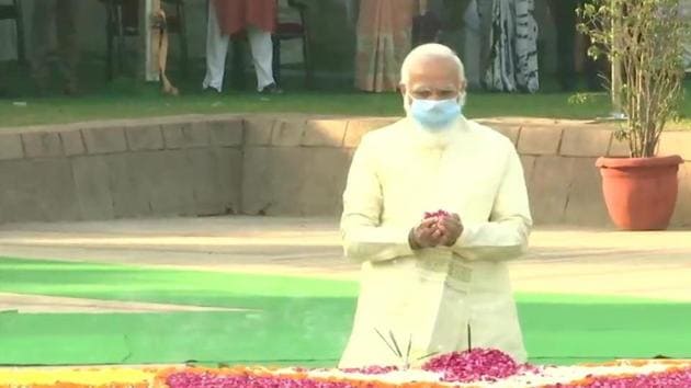 Prime Minister Narendra Modi pays tribute to former PM Lal Bahadur Shastri at Vijay Ghat, Delhi.(ANI) Prime Minister Narendra Modi pays tribute to former PM Lal Bahadur Shastri at Vijay Ghat, Delhi.(ANI)