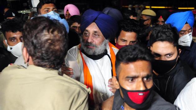 Shiromani Akali Dal (SAD) President Sukhbir Singh Badal is detained by police from his Kisan March at Mullapur entry point in Chandigarh on Thursday.(Ravi Kumar/HT Photo)