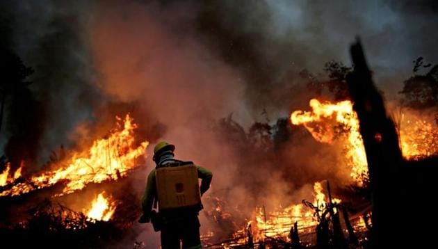 FILE PHOTO: A Brazilian Institute for the Environment and Renewable Natural Resources (IBAMA) fire brigade member attempts to control a fire in a tract of the Amazon jungle in Apui, Amazonas State, Brazil, August 11, 2020. REUTERS/Ueslei Marcelino/File Photo FILE PHOTO: A Brazilian Institute for the Environment and Renewable Natural Resources (IBAMA) fire brigade member attempts to control a fire in a tract of the Amazon jungle in Apui, Amazonas State, Brazil, August 11, 2020. REUTERS/Ueslei Marcelino/File Photo