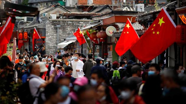 People walk in the tourist area surrounding Houhai Lake during Chinese National Day holidays in Beijing, China, October 2, 2020. (REUTERS) People walk in the tourist area surrounding Houhai Lake during Chinese National Day holidays in Beijing, China, October 2, 2020. (REUTERS)