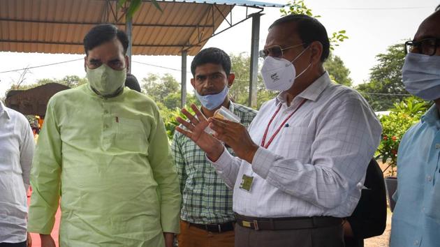 A worker demonstrates the Bio-Decomposing Technology developed at Indian Agricultural Research Institute during agriculture minister Gopal Rai's (c) visit, at Pusa, in New Delhi. (Sanchit Khanna/HT PHOTO) A worker demonstrates the Bio-Decomposing Technology developed at Indian Agricultural Research Institute during agriculture minister Gopal Rai's (c) visit, at Pusa, in New Delhi. (Sanchit Khanna/HT PHOTO)