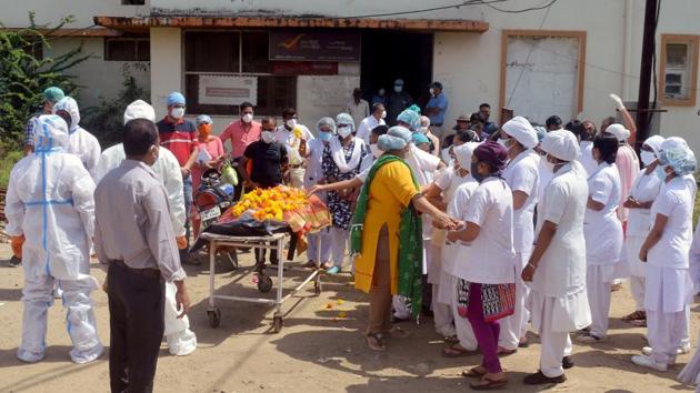 Medical staff at the cremation centre with the body of a staff nurse from Netaji Subhash Chandra Bose Medical College who died from Covid-19, in Jabalpur, Madhya Pradesh, on Thursday.(ANI) Medical staff at the cremation centre with the body of a staff nurse from Netaji Subhash Chandra Bose Medical College who died from Covid-19, in Jabalpur, Madhya Pradesh, on Thursday.(ANI)
