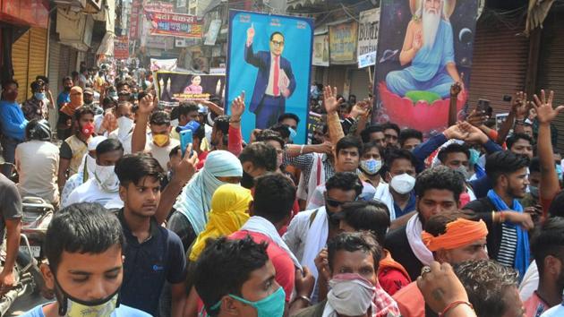 Members of the Valmiki community stage a protest against the death of a 19-year-old Dalit woman who murdered and gang-raped in Hathras, in Moradabad.(PTI)