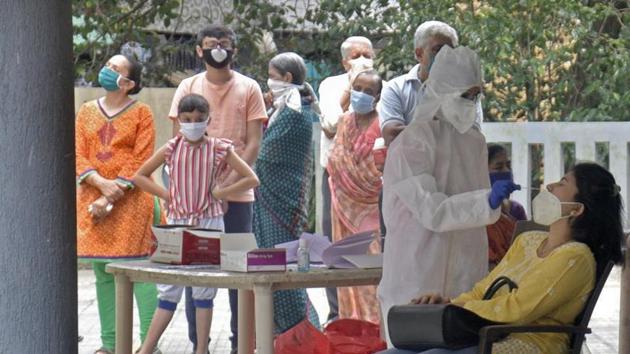 Healthcare workers during Covid-19 screening and swab test at Goregaon in Mumbai.(Satyabrata Tripathy/Hindustan Times)