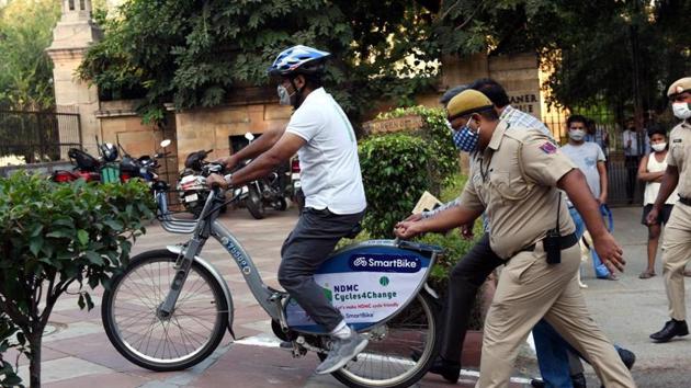 Participants seen during NDMC’s Cycle4change project to promote cycling in New Delhi, near Bikaner house in New Delhi (Arvind Yadav/ Hindustan Times) Participants seen during NDMC’s Cycle4change project to promote cycling in New Delhi, near Bikaner house in New Delhi (Arvind Yadav/ Hindustan Times)