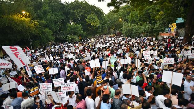 Members of various political bodies and other civilians protest demanding justice for Hathras gang-rape victim.(Sanchit Khanna / Hindustan Times)