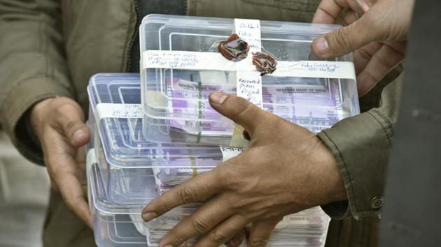 Delhi Police recovering fake currency of Rs 2000 notes from an operation conducted in 2017.(Raj K Raj/HT FILE PHOTO) Delhi Police recovering fake currency of Rs 2000 notes from an operation conducted in 2017.(Raj K Raj/HT FILE PHOTO)