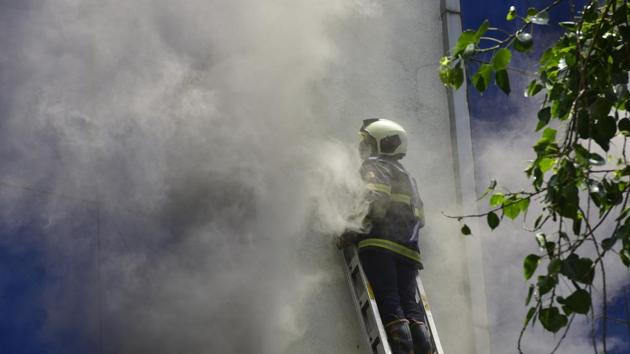 A fireman tries to douse the fire at Raghuvanshi Mill, in Mumbai on June 25.(Anshuman Poyrekar/HT Photo)