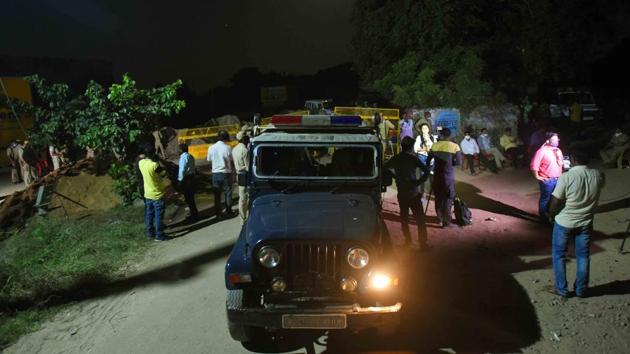 Police barricading to ensure no entry of media personnel as well as any ‘outsider’ seen en route the home of the gangrape victim in Hathras, Uttar Pradesh.(Amal KS/HT PHOTO)