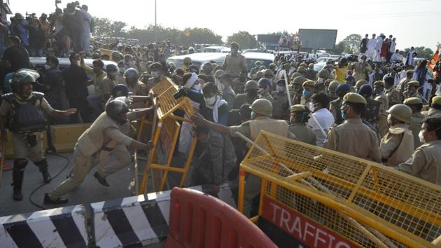 Police resort to lathicharge to disperse Congress workers from DND Flyway while a delegation led by Rahul Gandhi and Priyanka Gandhi makes its way towards Hathras, Uttar Pradesh.(Sunil Ghosh / Hindustan Times)