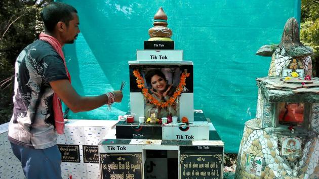 A man offers prayers on the grave of a relative, who was a suspected Covid-19 casualty, in Ahmedabad on, October 3. India at the moment is the biggest contributor to the global death tally — one in every five fatalities in the world due to the virus in the past week has come from India. (REUTERS)