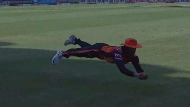 IPL 2020, SRH vs MI: Manish Pandey dives to his right to take a stunning catch against Mumbai Indians