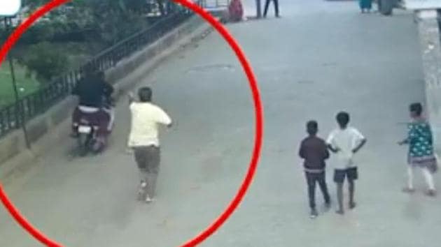 The government officer is seen chasing the snatchers in this snapshot taken from the CCTV video which caught the crime. (HT Video) The government officer is seen chasing the snatchers in this snapshot taken from the CCTV video which caught the crime. (HT Video)