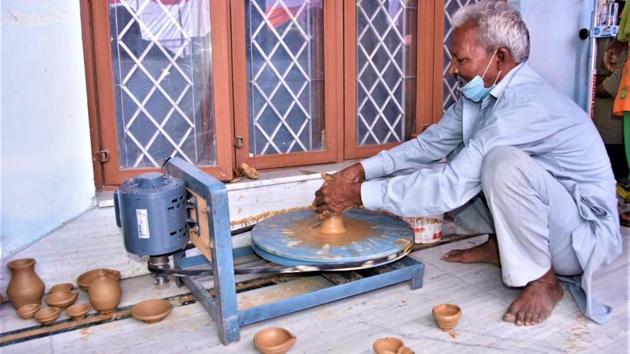 One of the electricity run pottery wheels distributed by the chief minister Trivendra Singh Rawat. (HT Photo) One of the electricity run pottery wheels distributed by the chief minister Trivendra Singh Rawat. (HT Photo)