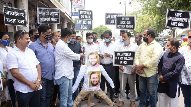 Congress workers in Goa protesting against Union Environment Minister Prakash Javadekar’s visit to the state on Saturday. (HT PHOTO) Congress workers in Goa protesting against Union Environment Minister Prakash Javadekar’s visit to the state on Saturday. (HT PHOTO)