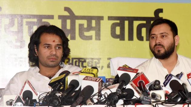 RJD leaders Tejashwi Yadav and Tej Pratap are among 6 people named in an FIR for the murder of a former party leader in Purnia.(Santosh Kumar/HT PHOTO)