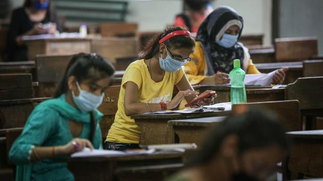 Colleges have deployed more manpower to operate helplines to provide students help during examinations. (Sanchit Khanna/HT PHOTO) Colleges have deployed more manpower to operate helplines to provide students help during examinations. (Sanchit Khanna/HT PHOTO)