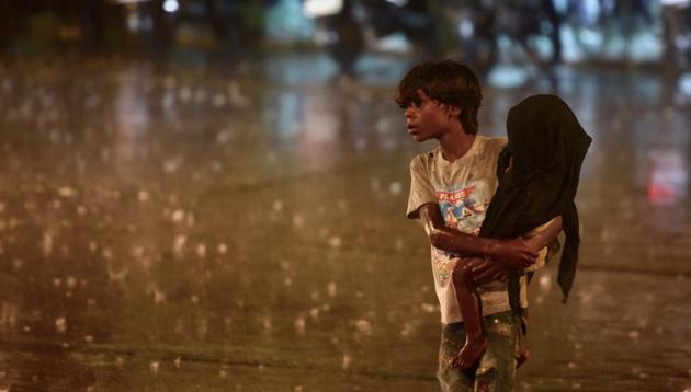 South Mumbai also recorded an intense spell of rainfall at isolated places and accompanied by a wind speed up to 35 kilometres per hour (kmph).(HT PHOTO)