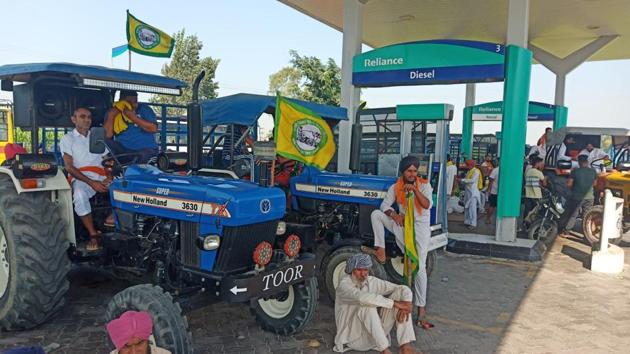 Members of the Bhartiya Kisan Union (BKU Ekta-Ugrahan), including women, staged protests outside nearly 10 fuel stations.(HT Photo)