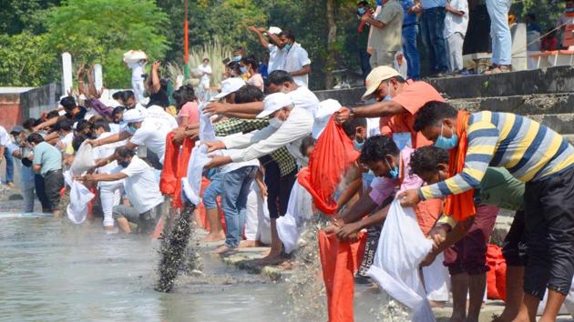 Ashes of almost 5,000 unknown people from Delhi-NCR region being immersed at the Sati Ghat in Haridwar on Sunday. (Rameshwar Gaur/HTT PHOTO) Ashes of almost 5,000 unknown people from Delhi-NCR region being immersed at the Sati Ghat in Haridwar on Sunday. (Rameshwar Gaur/HTT PHOTO)