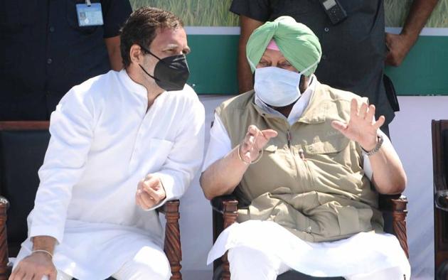 Congress leader Rahul Gandhi and Punjab chief minister Capt Amarinder Singh during a farmers’ rally at Bhawanigarh near Sangrur on the second day of the party’s Kheti Bachao Yatra on Monday.(Bharat Bhushan/HT)