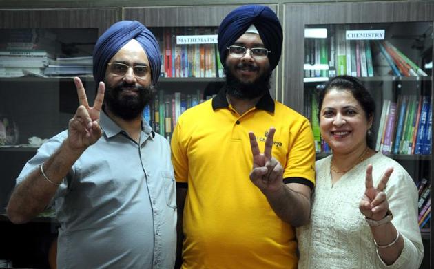 Gurpreet Singh Wadhwa celebrating his achievement with his parents in Chandigarh on Monday.(Keshav Singh/HT)