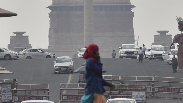 A mild haze seen over Vijay Chowk, in New Delhi, India, on Thursday, September 24, 2020. (Sanjeev Verma/HT PHOTO) A mild haze seen over Vijay Chowk, in New Delhi, India, on Thursday, September 24, 2020. (Sanjeev Verma/HT PHOTO)
