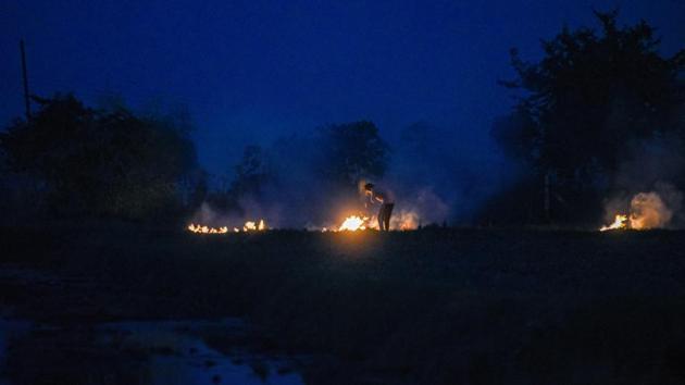 A farmer burns straw stubble in a field at night after the paddy crop harvest in Karnal on September 29. According to an HT report, prices could further dip in October, potentially intensifying farmer protests. (Amal KS/HT PHOTO)