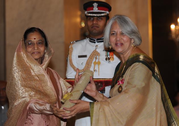 Former President Prathiba Singh Patil (L) present the Padma Bhushan to Isher Judge Ahluwalia at The Presidential House in New Delhi on April 14, 2009. (Raveendran/AFP) Former President Prathiba Singh Patil (L) present the Padma Bhushan to Isher Judge Ahluwalia at The Presidential House in New Delhi on April 14, 2009. (Raveendran/AFP)
